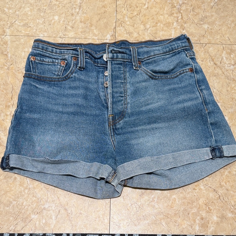 Levi’s Shorts size 28